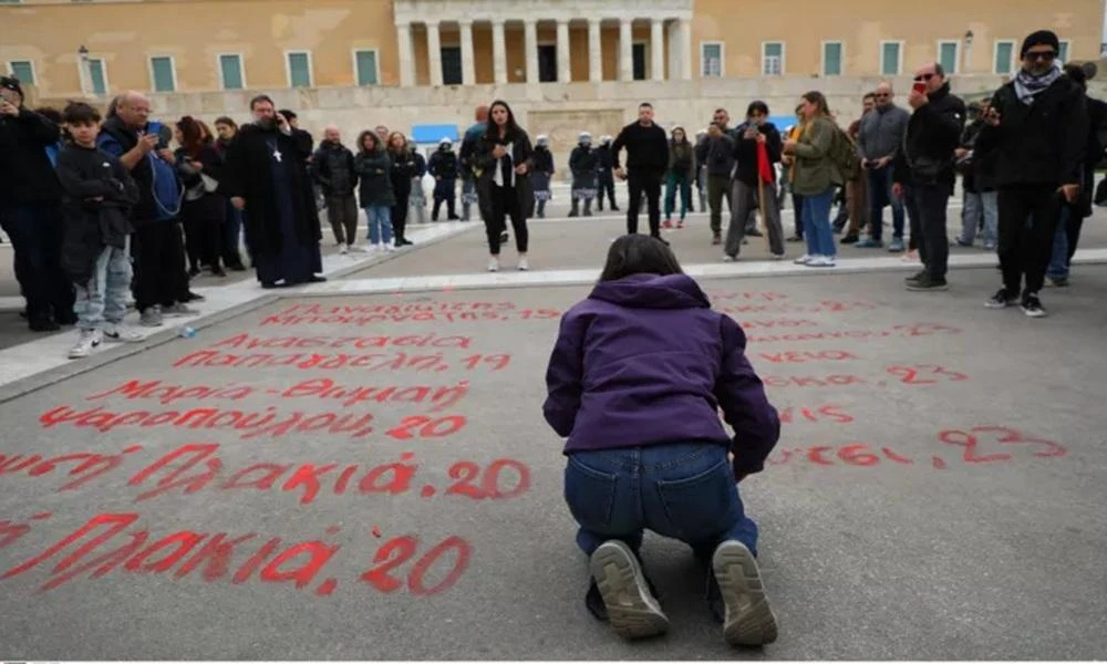 Έγραψαν τα ονόματα των 57 θυμάτων των Τεμπών μπροστά από το μνημείο του Άγνωστου Στρατιώτη
